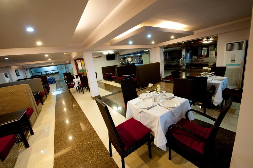 Circuit Hotel & Cafe - Nana Hotel Phnom Penh Zewnętrze zdjęcie