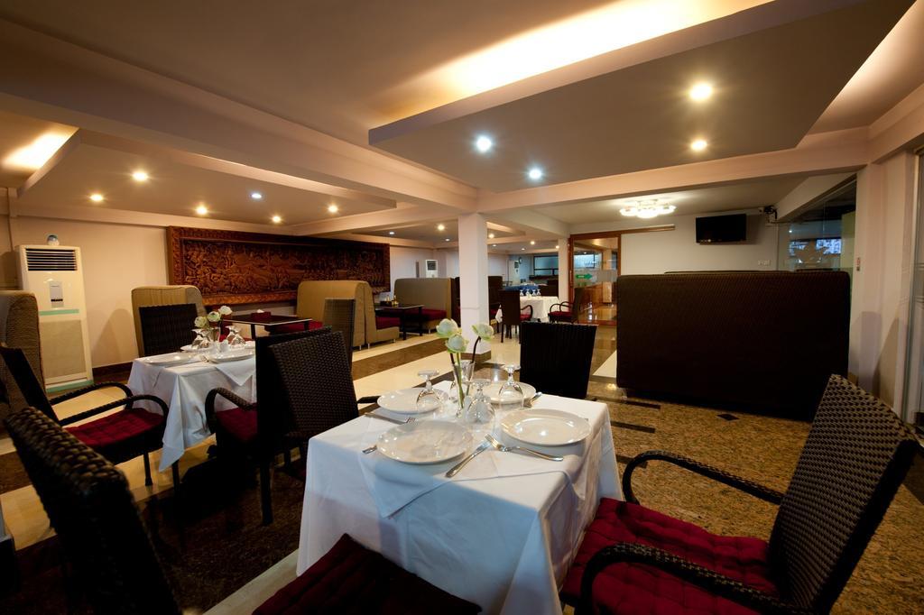 Circuit Hotel & Cafe - Nana Hotel Phnom Penh Zewnętrze zdjęcie