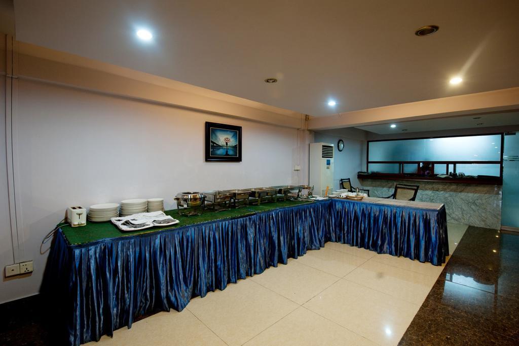Circuit Hotel & Cafe - Nana Hotel Phnom Penh Zewnętrze zdjęcie