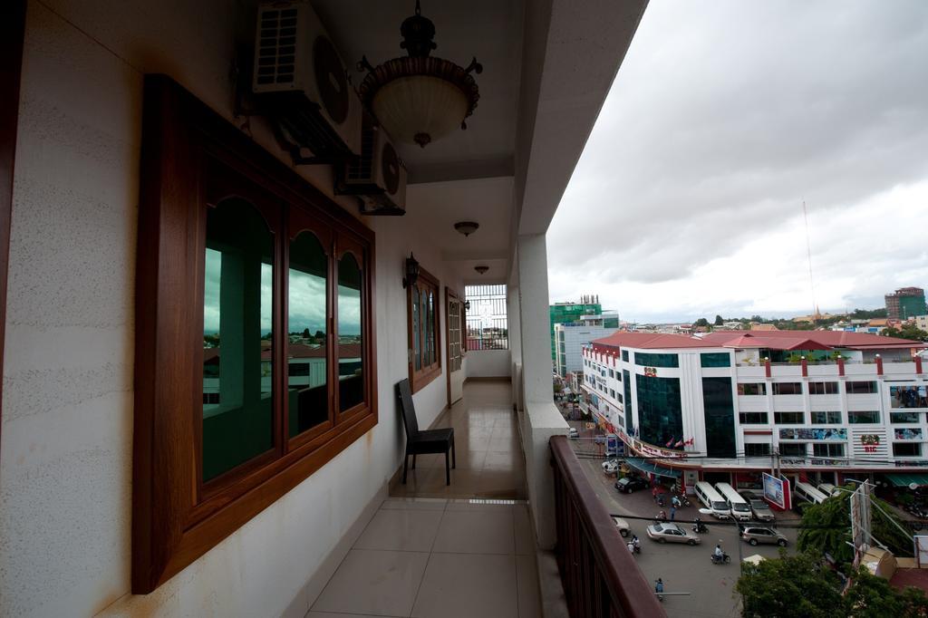 Circuit Hotel & Cafe - Nana Hotel Phnom Penh Zewnętrze zdjęcie