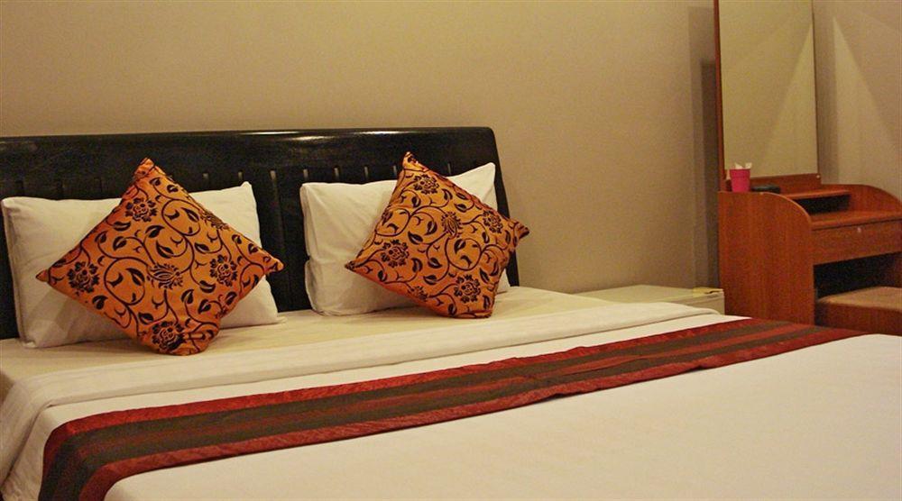 Circuit Hotel & Cafe - Nana Hotel Phnom Penh Zewnętrze zdjęcie